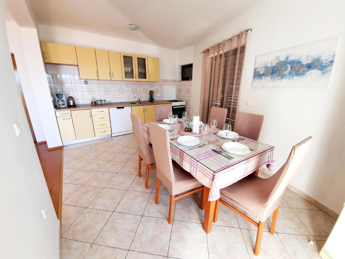 Lovely 3-Bedroom Apartment With Breathtaking View Dugi Rat Exterior photo
