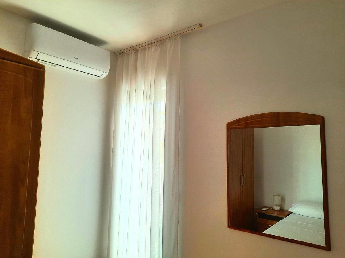 Lovely 3-Bedroom Apartment With Breathtaking View Dugi Rat Exterior photo